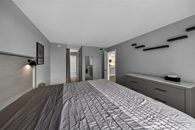 Building Photo - 1800 N Andrews Ave