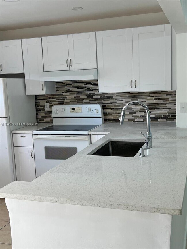 Building Photo - 1015 Country Club Dr