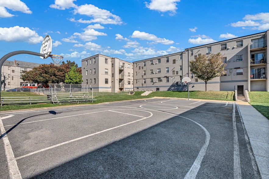 Building Photo - Brookland Manor