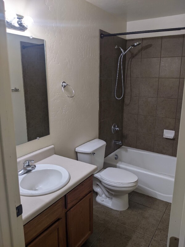 Building Photo - 1477 E Russ Way