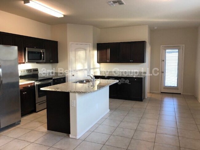 Building Photo - 29916 W Mulberry Dr
