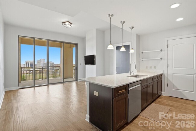 Building Photo - 701 Royal Ct