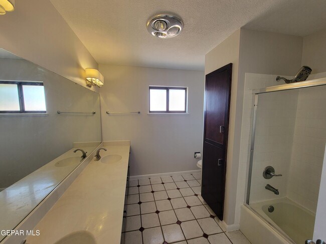 Building Photo - 6836 Orizaba Ave