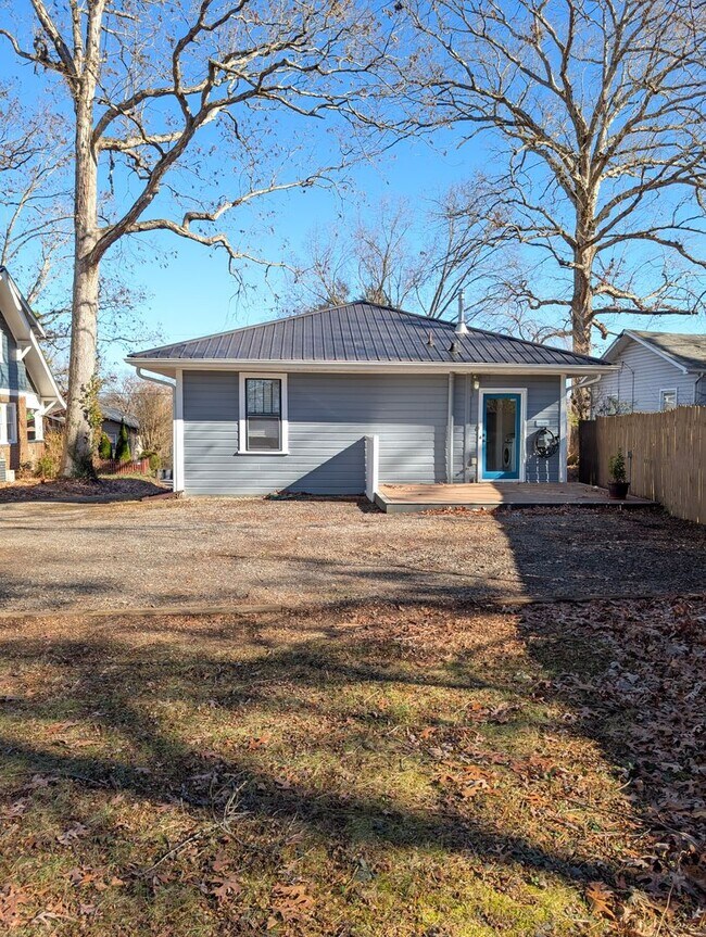 Building Photo - West Asheville Cottage-Long Term Rental