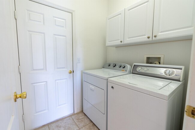 Building Photo - 704 Captains Dr