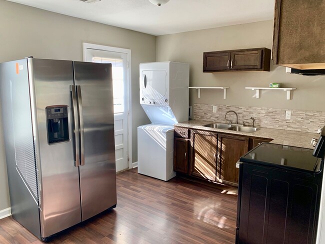 Building Photo - For Lease - 3 Bedroom 1 Bath House!