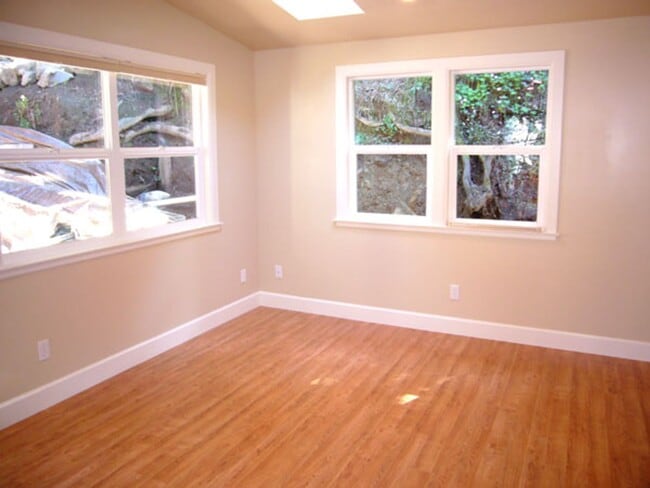 Building Photo - Private One + Bedroom Hilltop Home, Washer/Dryer & Storage
