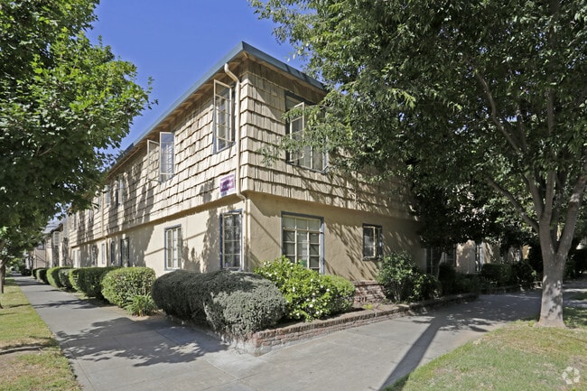 Primary Photo - Kenwood Apartments