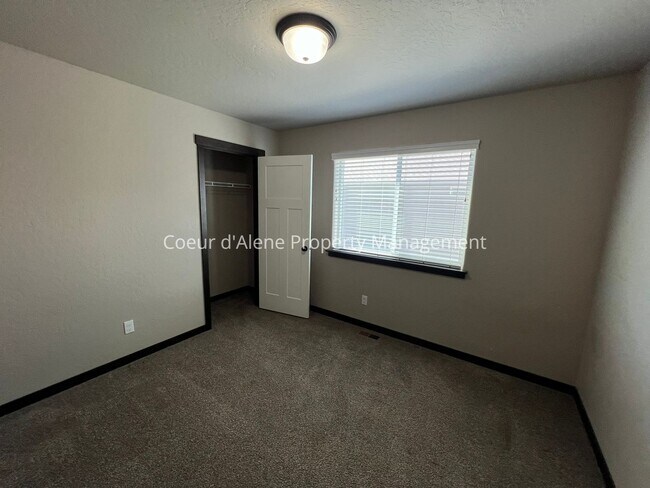 Building Photo - 3 bed house behind Crown Pointe Park!