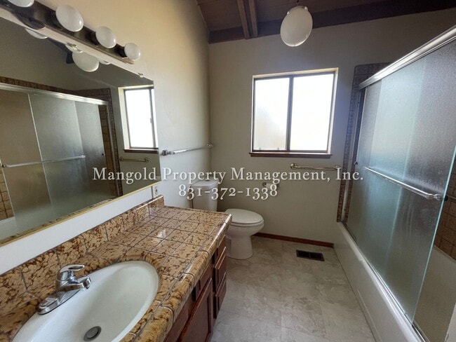 Building Photo - Spacious 3 Bed 2 Bath With Panoramic Ocean...