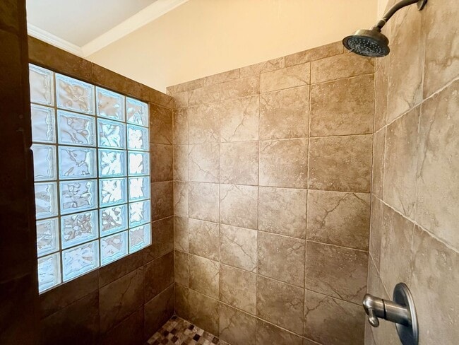 Building Photo - Fantastic Location, Fantastic Exec Home