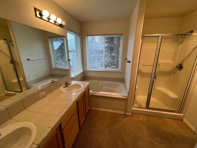 Building Photo - 3 Bed/2.5 Bath Single Family Home in River Canyon Estates