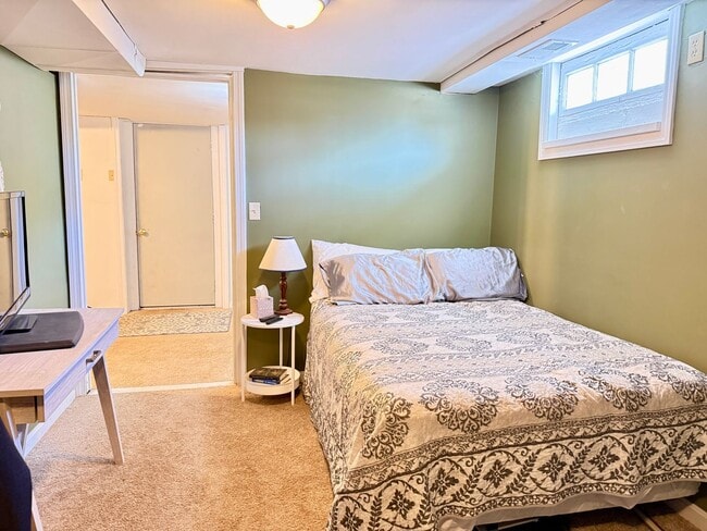 Building Photo - Sunny 1+ Bedroom Single family Home