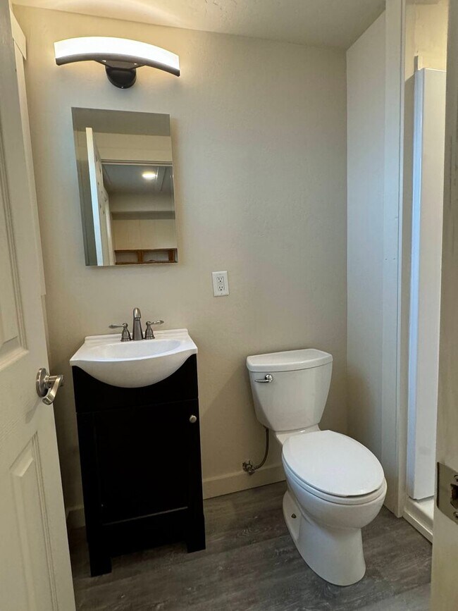 Building Photo - 2 Bedroom Apartment in Camellia Park
