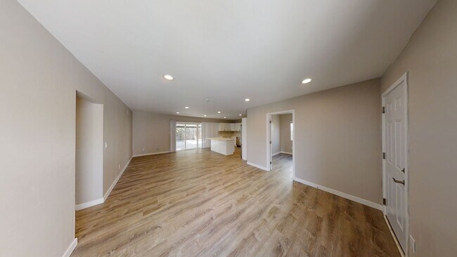 Building Photo - Newly Renovated! 4BD/2BA (Lease out, pendi...