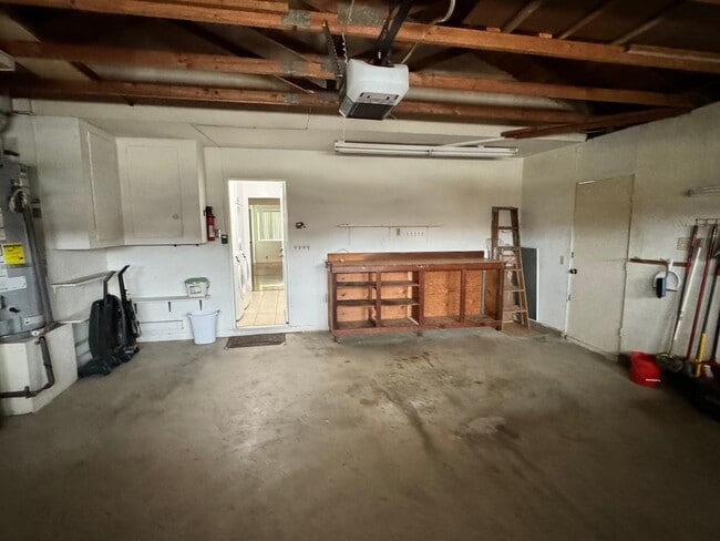 Building Photo - Spacious Single Story Upgraded Home