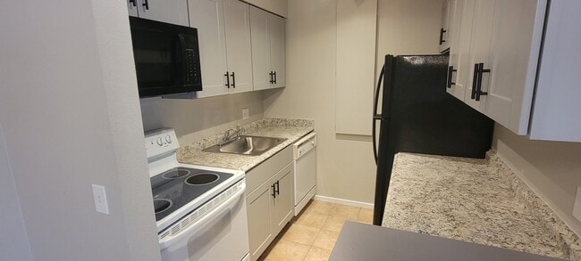 Building Photo - 5770 E Warren Ave