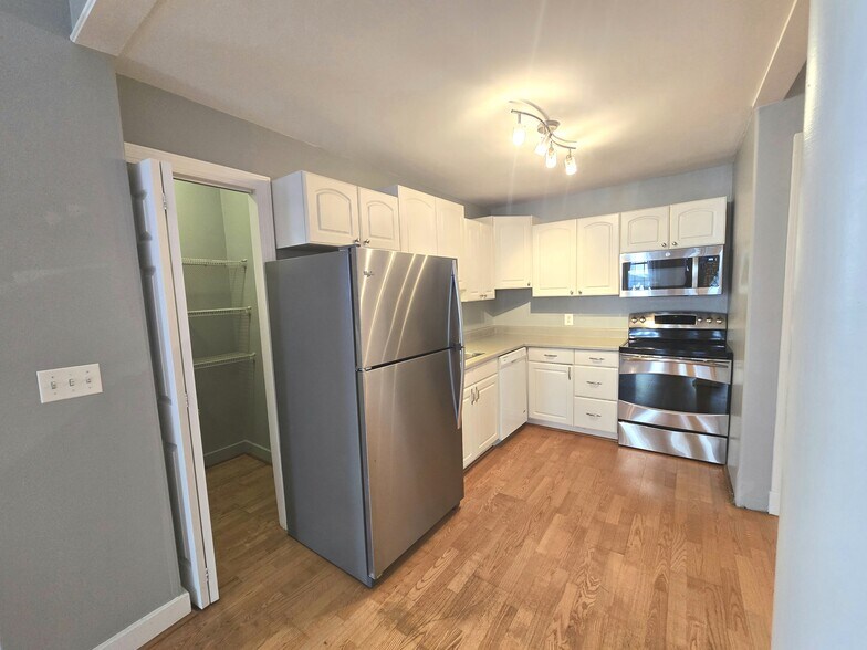 Building Photo - 1 E Chase St