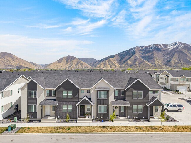 Building Photo - 3 Bed / 3.5 Bath Townhome in Mapleton – Modern, Spacious & Well-Located