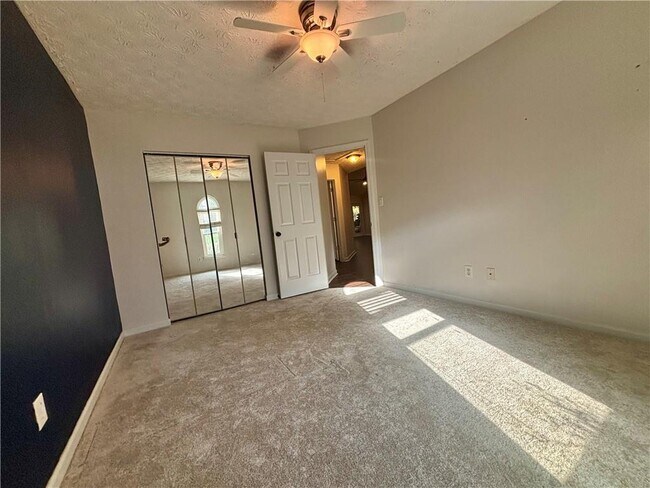 Building Photo - 523 Bluff Ct