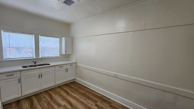 Building Photo - 1330 W 11th St