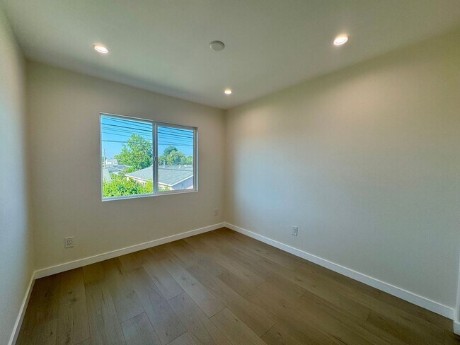 Building Photo - 147 E 59th St