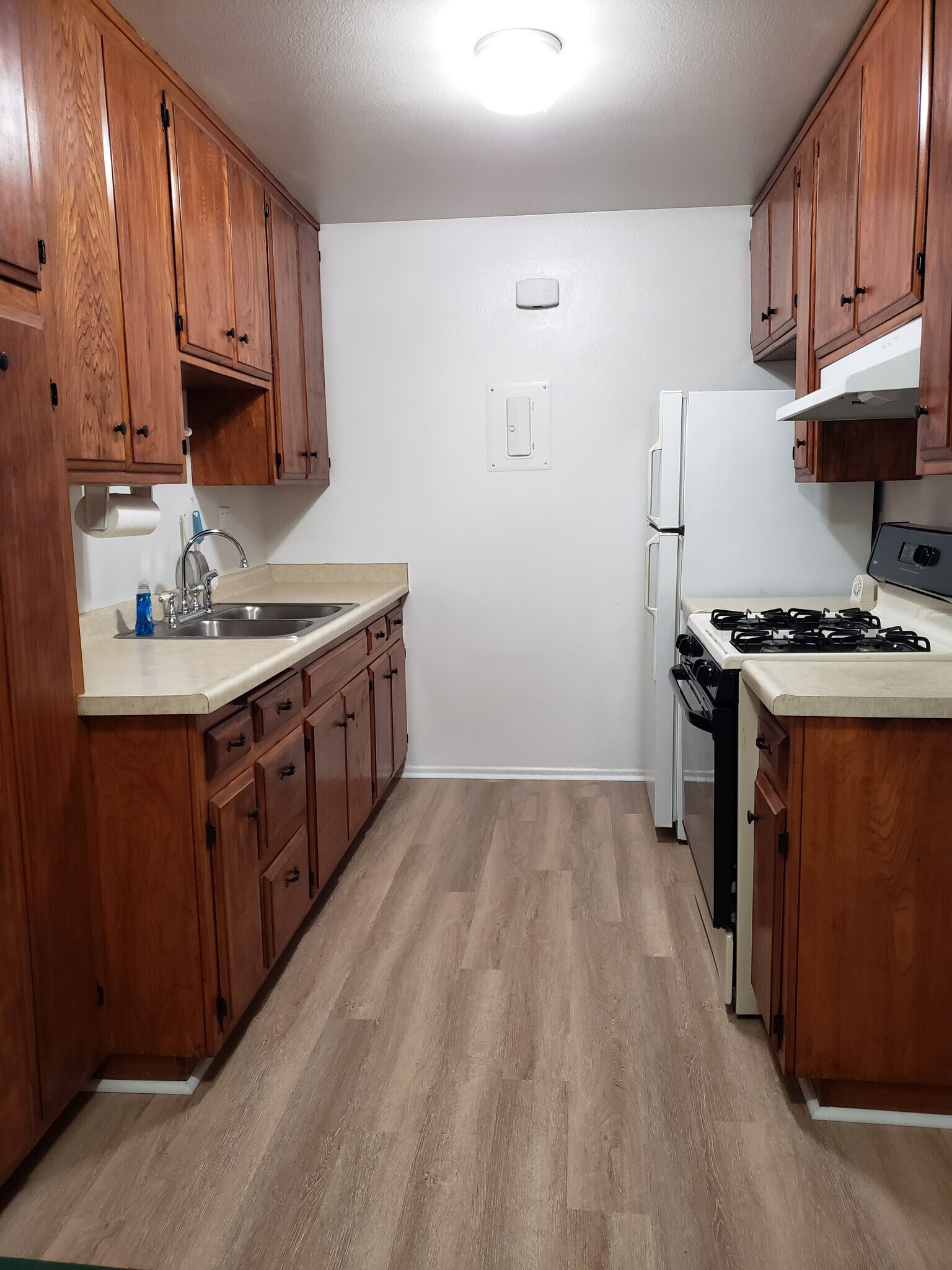 Building Photo - 150 E Lakeshore Dr