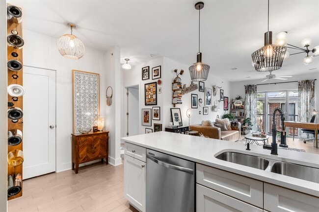 Building Photo - 908 Nueces St