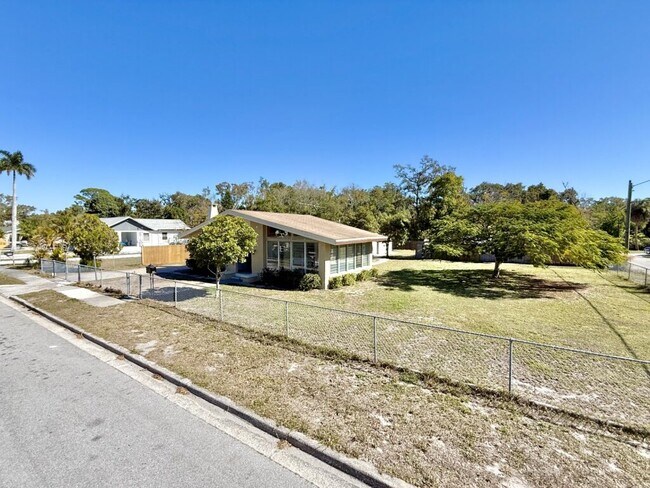 Building Photo - 1013 23rd St W