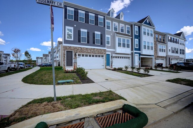 Building Photo - **Spacious 4-Bedroom Townhome in Middletow...