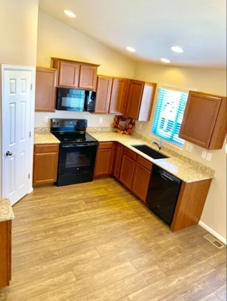 Building Photo - 11305 Mt Angel Hts
