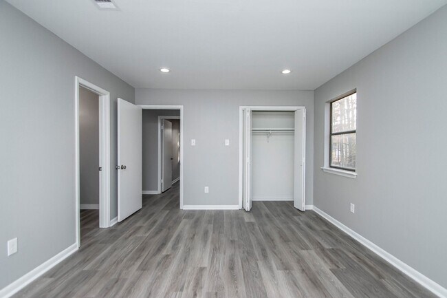 Building Photo - 20 Laver Cir
