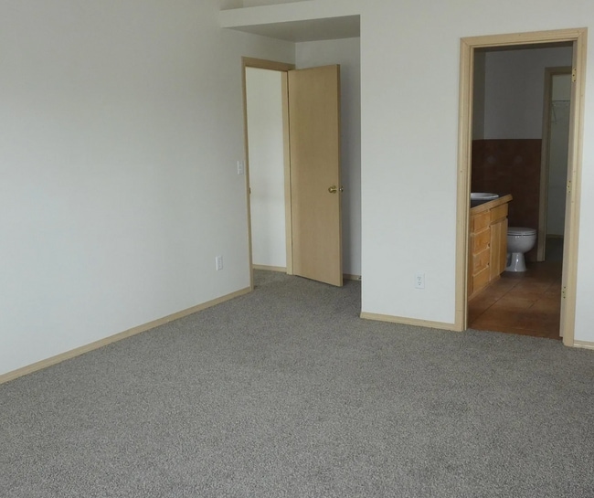 Building Photo - Spacious 4 BR/ 2.5BA