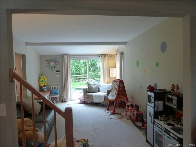 Building Photo - 90 Sasco Hill Terrace