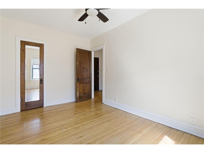 Building Photo - 220 E 19th St