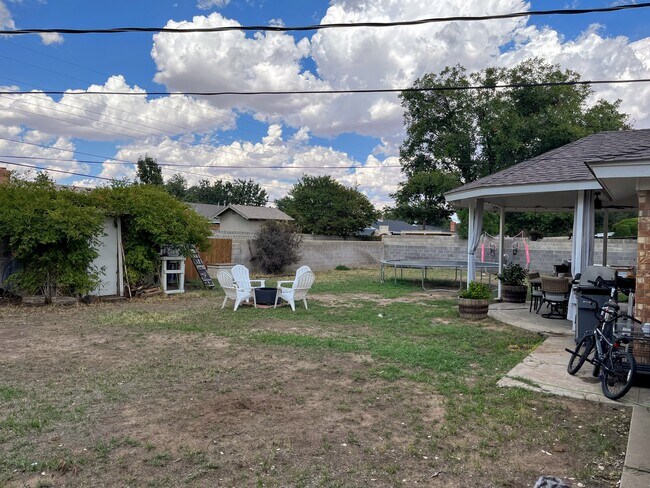 Building Photo - 2604 W Dengar Ave