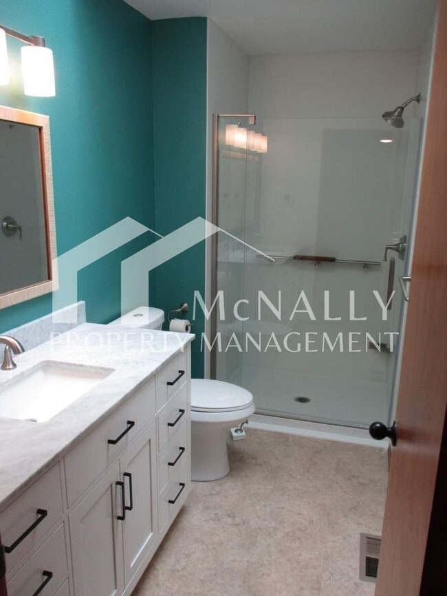 Building Photo - Charming 2 Bedroom 2 Bath Duplex