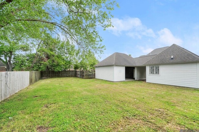 Building Photo - 10638 Hillmont Ave