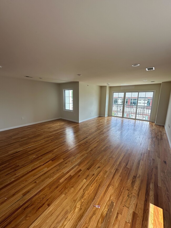 Building Photo - 718 Summer Ave