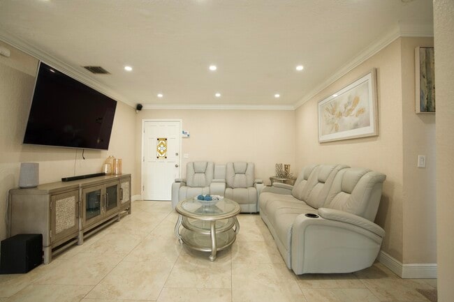 Building Photo - 2836 SW 4th Ct