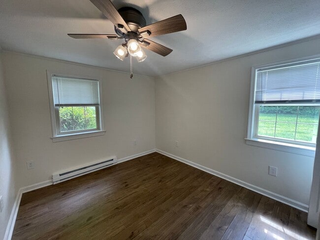 Building Photo - Newly Renovated Split Level Home