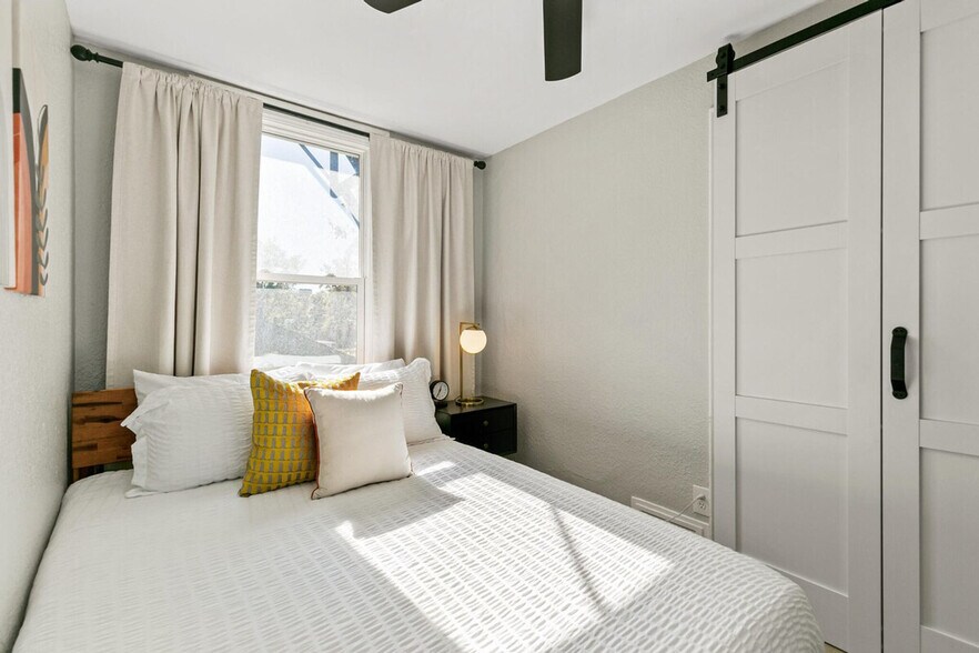 Building Photo - 1073 N Downing St