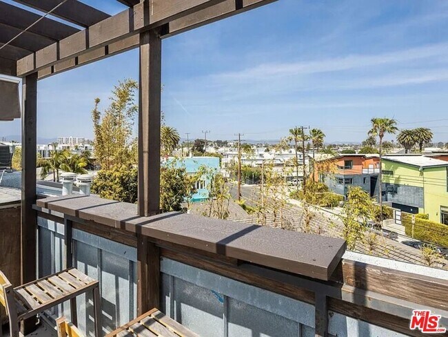 Building Photo - 815 Hampton Dr