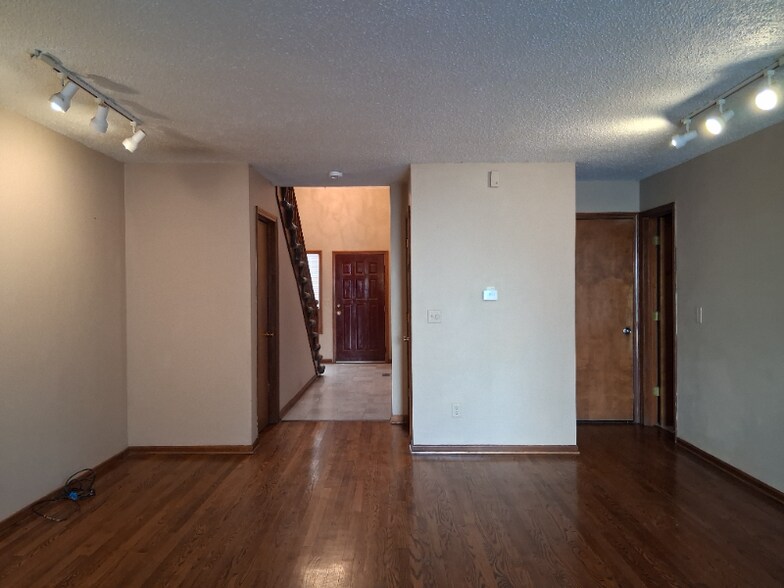 Building Photo - 10814 W 116th Terrace