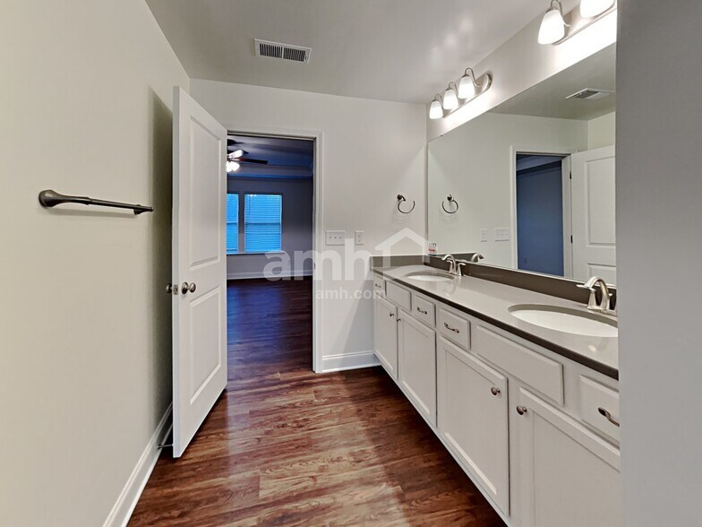 Building Photo - 130 Alaina Ct