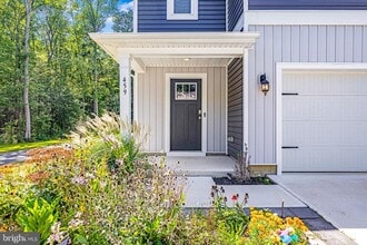 Building Photo - 459 Currant Cir