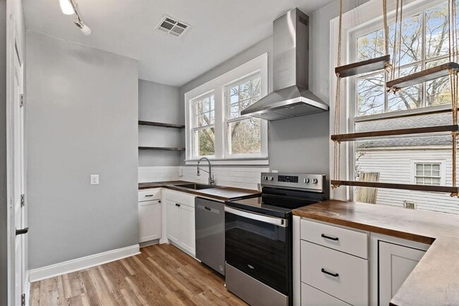 Building Photo - Home for rent in Cloverdale
