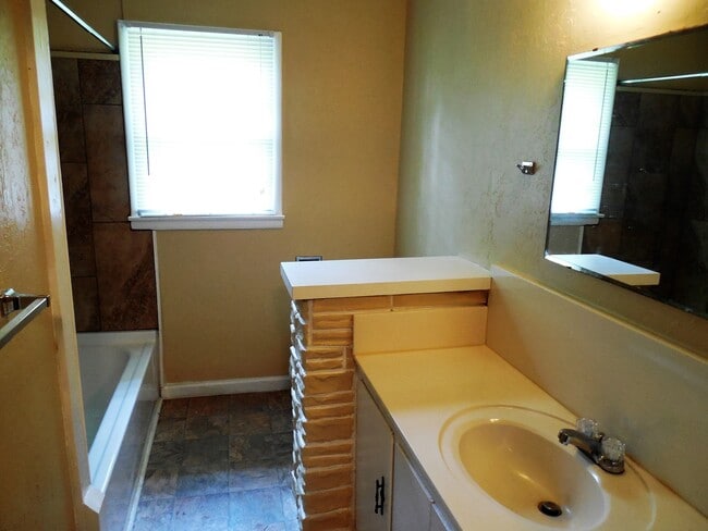 Building Photo - Great 3 Bedroom 2 Bath Home Nice Neighborhood