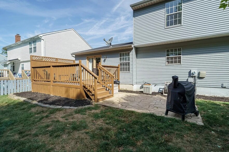 28 Jarrow Deck and Patio - 2193 Jarrow Dr