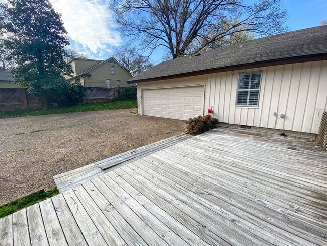 Building Photo - 4 bed, 2.5 bath home in East Memphis near CBHS, Shelby Farms, and Baptist Hospital